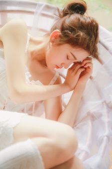 女性黑色蕾丝抹胸开叉短裙拔萝卜